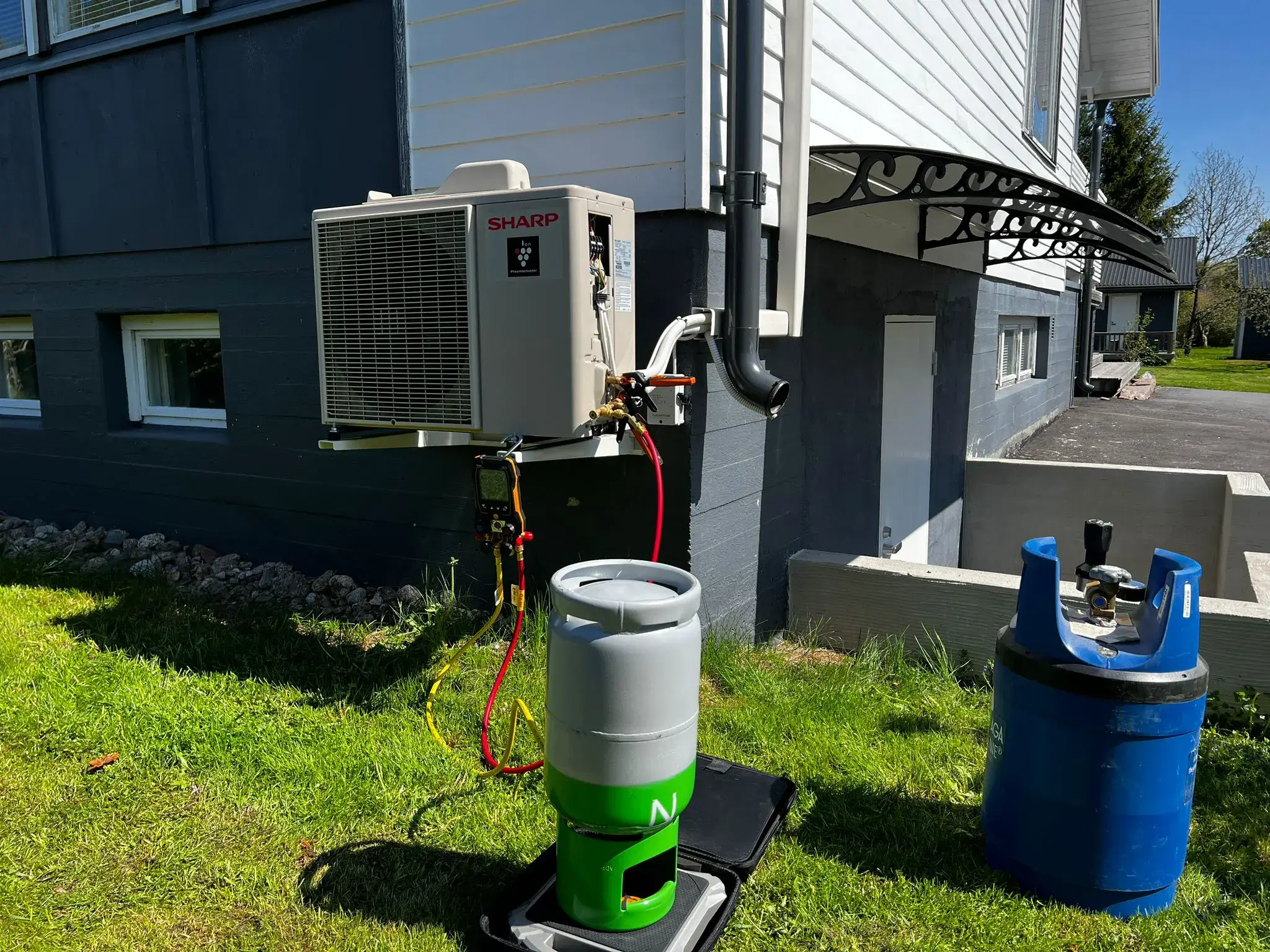 Sharp merkkinen lämpöilmapumppu asennettuna.